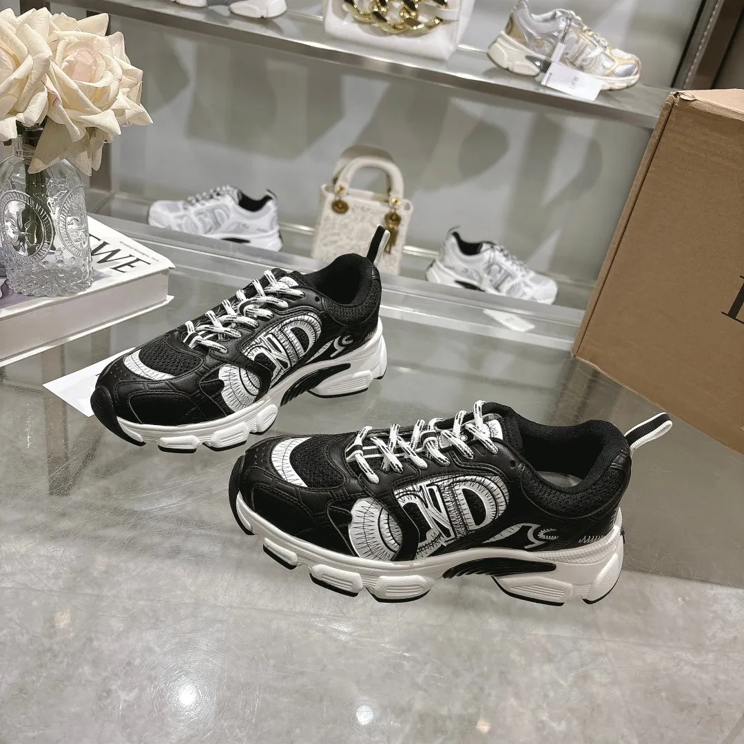 👟👟Ex-factory price 560👟👟 This Dior Chrono sneaker is a new product of the 2024 autumn ready-to-wear series, reinterpreting running shoes with Dior's high-end style. White mesh fabric is paired with nude and silver-toned laminated leather-effect panels, as well as CD logos on the sides, a star patch on the tongue and a Dior logo on the heel. Featuring tri-color laces, a lightweight sole and star embellishments for a casual look all year round. ✅Size: 35-40 ✅Packaging: With counter packaging and Dior outer box